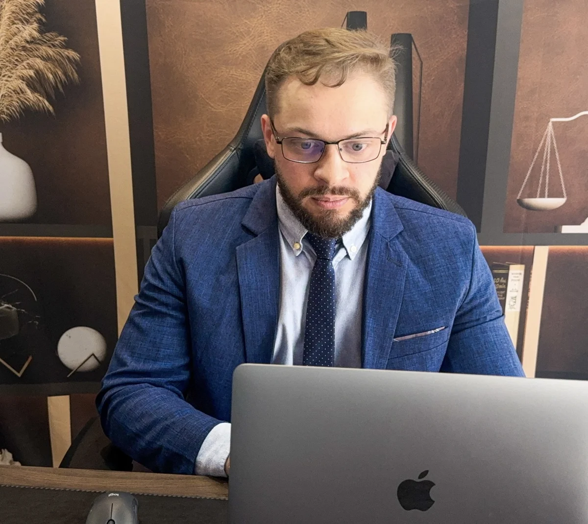Michel em sua rotina de trabalho